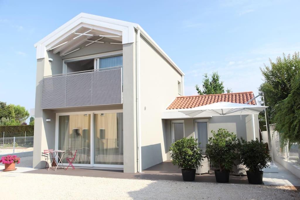 Ferienwohnung Elegant House With A Garden Mira Exterior foto